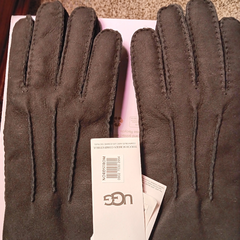 UGG Black Full-Finger Gloves Sleek Design NWT
